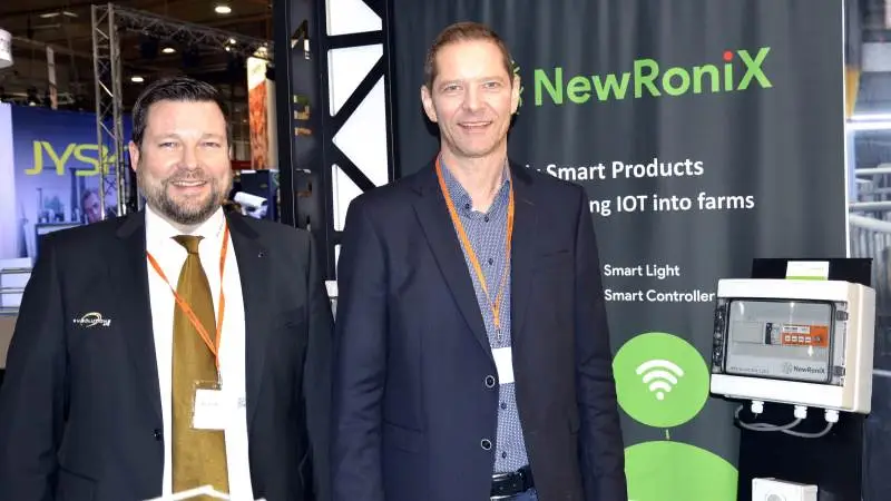Rune Nielsen (tv.) og Erik Fuglsang Midtgaard er blandt partnerne i det nystiftede innovative selskab NewRoniX, der står klar med komplette smartløsninger indenfor lys- og lysstyring til landbrug og industri. Foto: Camilla Bønløkke