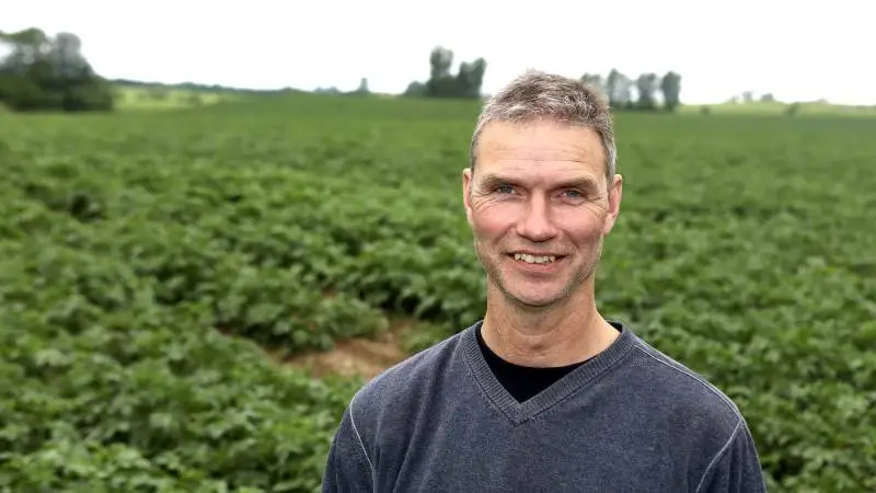 Lau Hvid Hansen oplyser, at man for et indskud på 10.000 kroner kan blive en del af det spændende kartoffelprojekt.