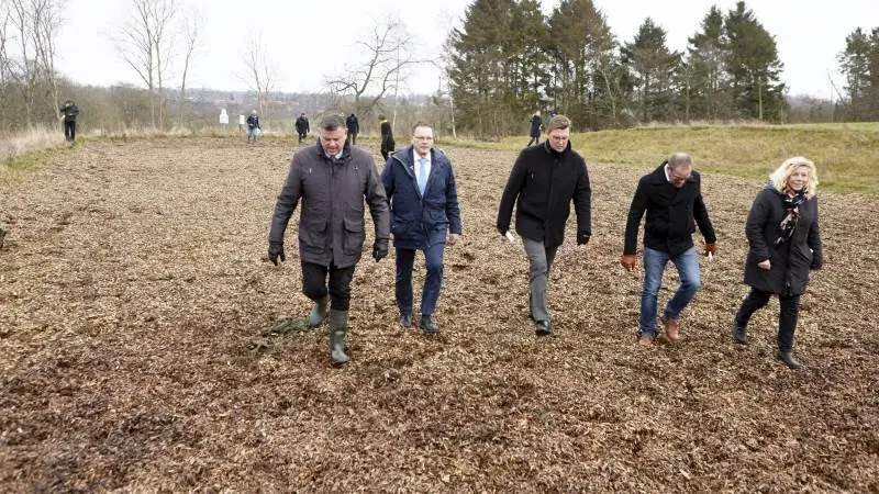 I et filtermatriceanlæg er bassinet opfyldt med flis, der derved omdanner nitrat til atmosfærisk kvælstof. Folketingets miljø- og fødevareudvalg kunne derfor gå en tur på vandet i minivådområdet ved Ryslinge. Fra venstre fødevareminister Mogens Jensen (S), Erling Bonnesen (V), Kasper Roug (S), udvalgsformand René Christensen (DF) og Lise Bech (DF).
