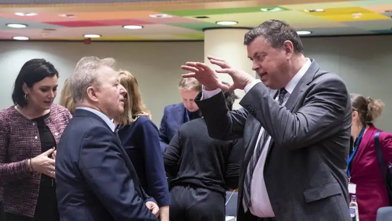 Fødevareminister Mogens Jensen (S) var mandag til rådsmøde i Bruxelles, hvor han blandt mødte EU's landbrugskommissær, Janusz Wojciechowski (tv). Foto: Zucchi Enzo/Rådet.