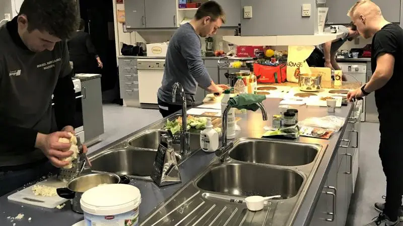Mikkel Nørgaard Madsen (tv) og resten af Norddjurs LandboUngdom havde bæredygtig mad på menuen. Foto: Norddjurs LandboUngdom