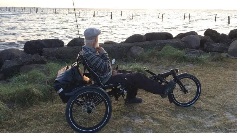 Den næsten liggende position er mere skånsom for arme og ryg, og det tredje hjul sikrer balancen. Foto: Kristian Dall