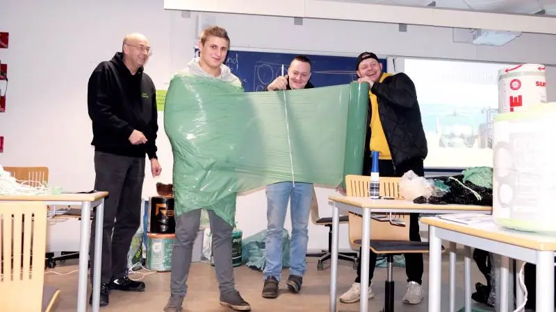 Arbejdsleder Steen Jensen og medejer Ole Jensen, Helgenæs Maskinstation, har en munter og praktisk tilgang til undervisningen af unge jordbrugsmaskinførerelever. – Lidt humor skader jo ikke, og så husker de det bedre, påpeger Ole Jensen. Foto: Bøje Østerlund