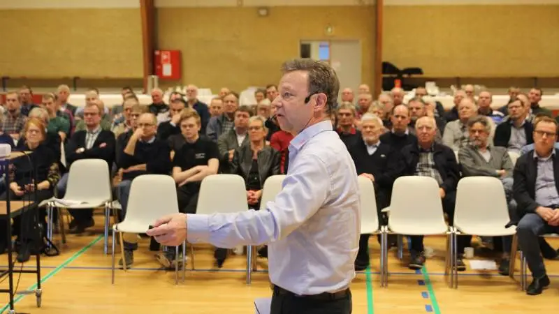 Karl-Åge Hornshøj Poulsen, ejendomsrådgiver i VKST, på »scenen« til det vinterfaglige møde i Gørlev-Hallen, hvor der var cirka 150 tilhørere.