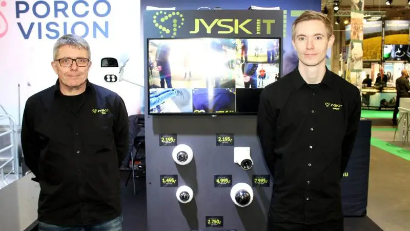 Jesper Kiib Nielsen, IT-konsulent hos Jysk IT (til højre), og kollegaen Tom Jensen, præsenterede overvågningskameraer til stalde i forbindelse med NutriFair-messen.