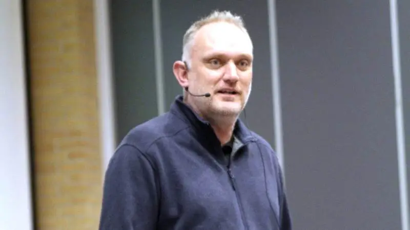 Morten D.D. Hansen, museumsinspektør Naturhistorisk Museum i Aarhus og kendt fra tv fra blandt andet udsendelsen »Et døgn, to hold, tre dyr« gæstede kurset »Guldkorn til marken«, der i den forgange uge blev afholdt i Vissenbjerg for 25. år i træk. Fotos: Henriette Lemvig.