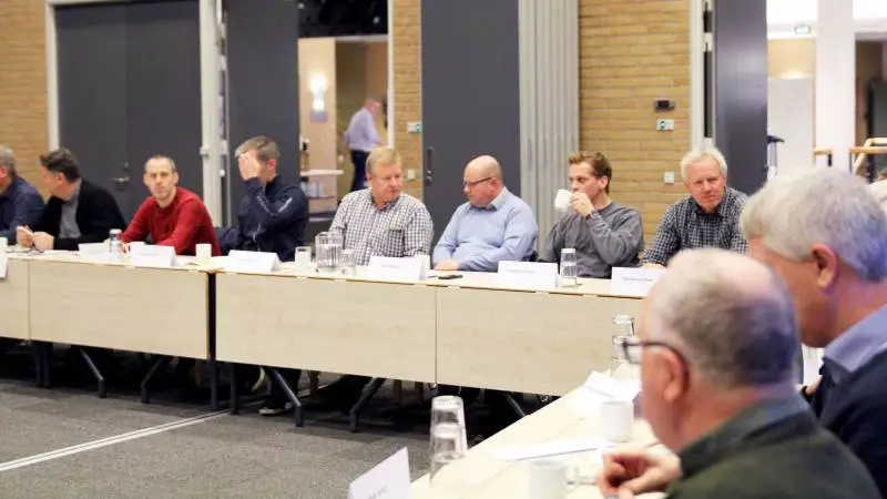 Knap 30 deltagere havde mandag fundet vej til Vissenbjerg, hvor flere af dem for 25. gang deltog i kurset »Guldkorn til marken«. Kurset strækker sig over tre dage og behandler emner som maskinøkonomi, præcisionsjordbrug, dræn og gødskning.