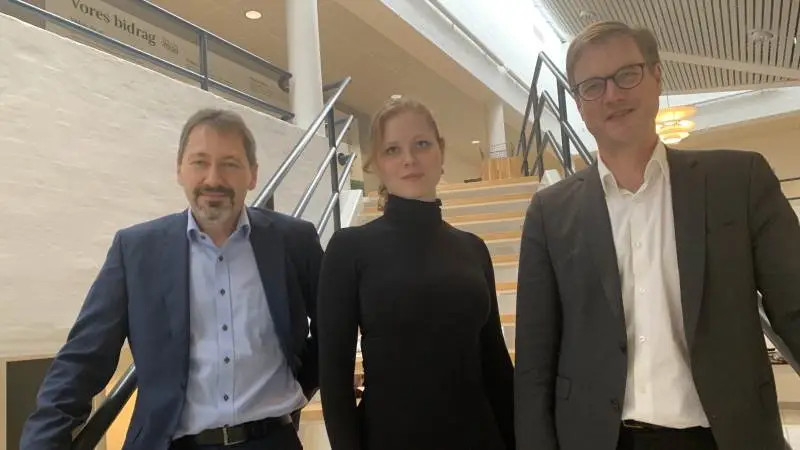 Isabella Arendt, formand for Kristendemokraterne, var i godt selskab hos Seges sammen med direktør Ejnar Jakobsen (tv) og klimachef Hans Roust Thysen. Foto: Seges