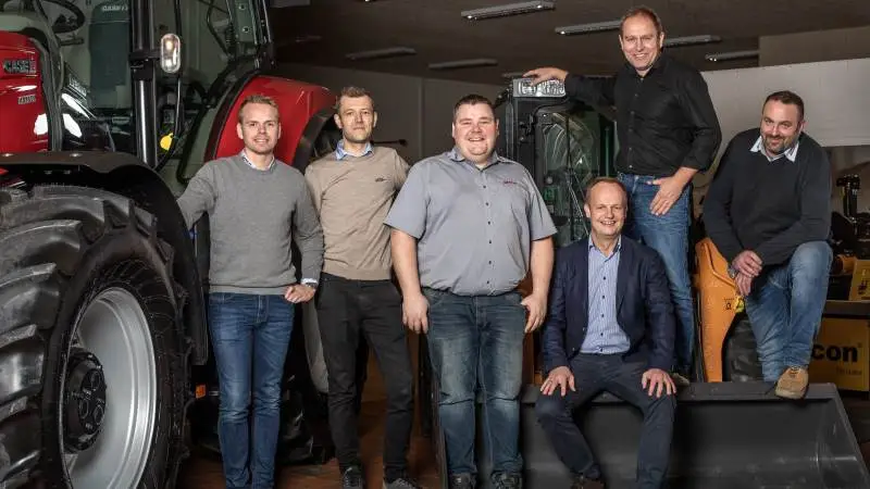 Her ses SDK's ledergruppe. Fra venstre: Brian Bo Jensen (Serviceleder), Steffen Jensen (Reservedelschef), Palle Nielsen (Værkfører), Palle Kjærsgaard (CEO), Michael Høst (Værkfører) og Marinus Soelbjerg (Serviceleder).