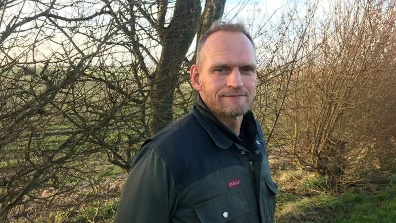 Landmand Jørgen Ivar Brus Mikkelsen håber, at Syddjurs Kommune får held til at finde lodsejere, som ønsker at være med til multifunktionel jordfordeling. Foto: Djursland Landboforening