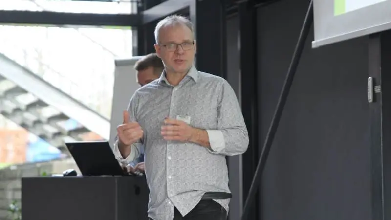 Konsulent Hans Jørgen Bak fra AgroAdvice kalder svampesprøjtningerne for en forsikring.
- I kan ikke vide, hvornår svampeangreb optræder og det har altså en stor økonomisk betydning for den enkelte ejendom, sagde han. Fotos: Henriette Lemvig