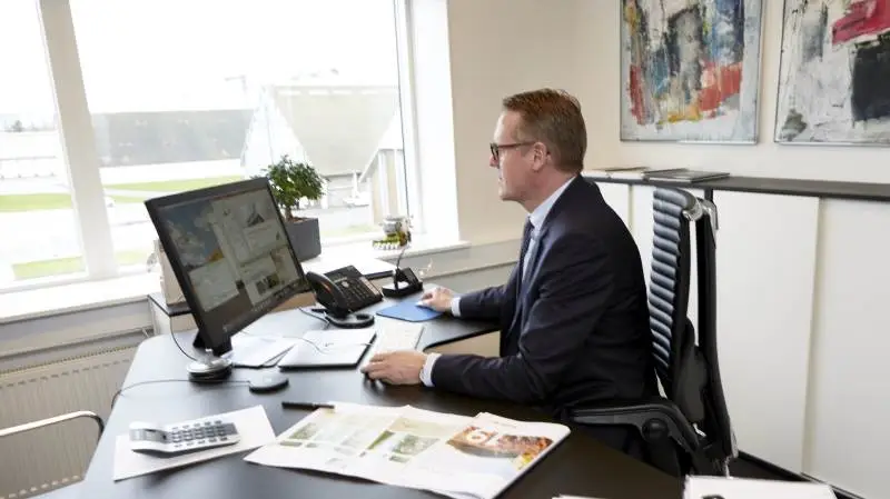 - Vi har været presset fra mange sider, ikke mindst af eftervirkningen i markedet fra tørken i 2018. Alligevel har vi øget omsætningen og har en stærk position på alle vore grovvaremarkeder, understreger koncernchef Henning Haahr, her på sit kontor med udsigt til Galten-afdelingen. Foto: Erik Hansen