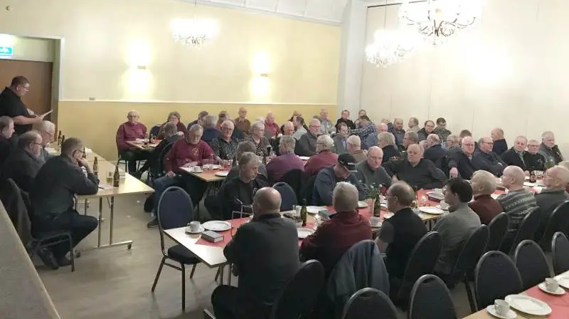 Ikke færre end 79 – godt hver fjerde af medlemmerne – deltog ved veterantraktorklubbens generalforsamling i Ryslinge Forsamlingshus. Længst til venstre ses formanden, Bo Fonager Lindholm (stående), under aflæggelse af beretningen om aktiviteterne i det forløbne år.