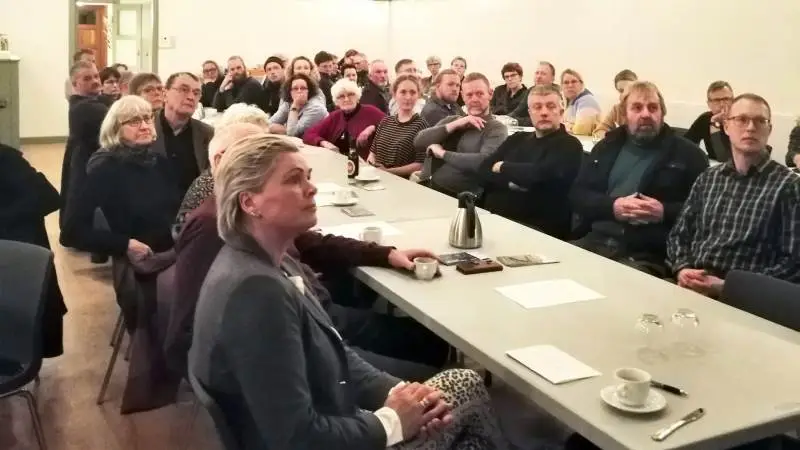 Både fremmødet og debatlysten var ganske god under debatmødet om Baltic Pipe i Davinde, hvor godt 50 mennesker var mødt op. Forrest ses mødeleder Kirsten Henriksen.