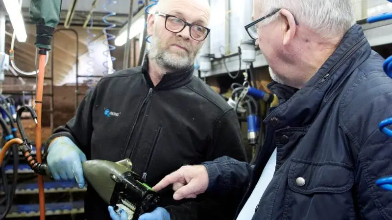 Knud Erik Therkildsen fra Djursland (tv) har brugt en pattevasker til sine 200 køer siden september. Firmaet bag, Compex, og Per B. Andersen (th) har oplevet stor interesse for deres amerikanske pattevasker.