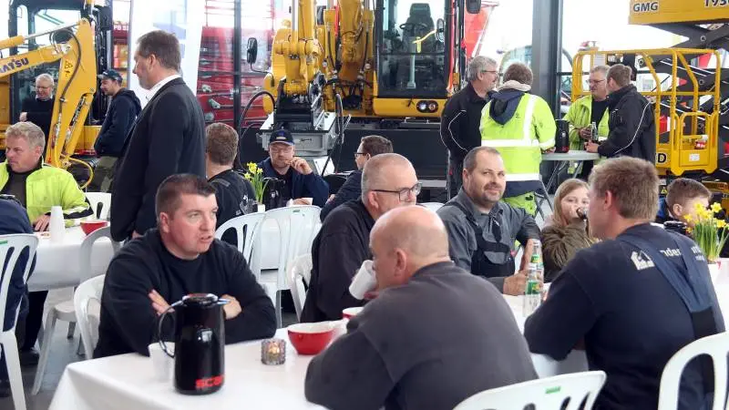 Godt besat ved Scantruck-bordene i en kulisse af masser af maskiner.