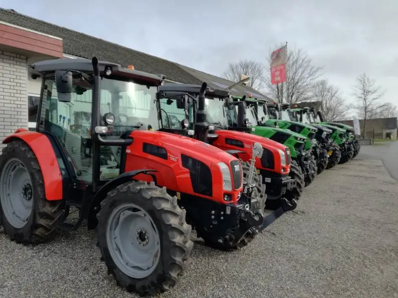 Syv nye traktorer på stribe fra A.P. Andersen Maskinfirma I/S: - to styk Same Explorer 110, og fem styk Deutz-Fahr traktorer i modellerne: 6140 TTV, 7230 TTV, 7250 TTV Warrior, 7250 TTV, og 9340 TTV.