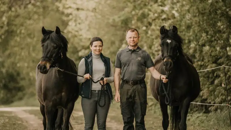 Tina Bjerregaard og Jan Guldborg har nok at se til i sadelmagervirksomheden efter at have tilføjet en webshop.