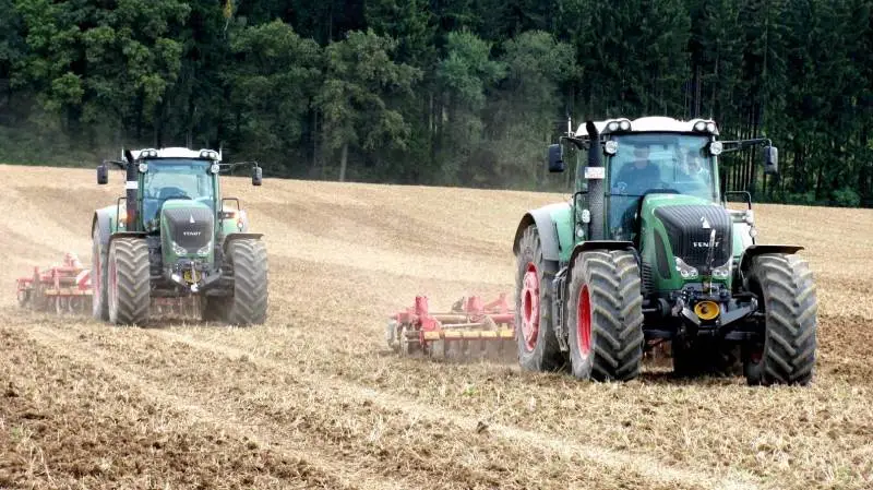 Allerede i 2011 demonstrerede tyske Fendt, hvordan et »master/slave system« kan anvendes til parallelle arbejdsoperationer i marken. Arkivfoto