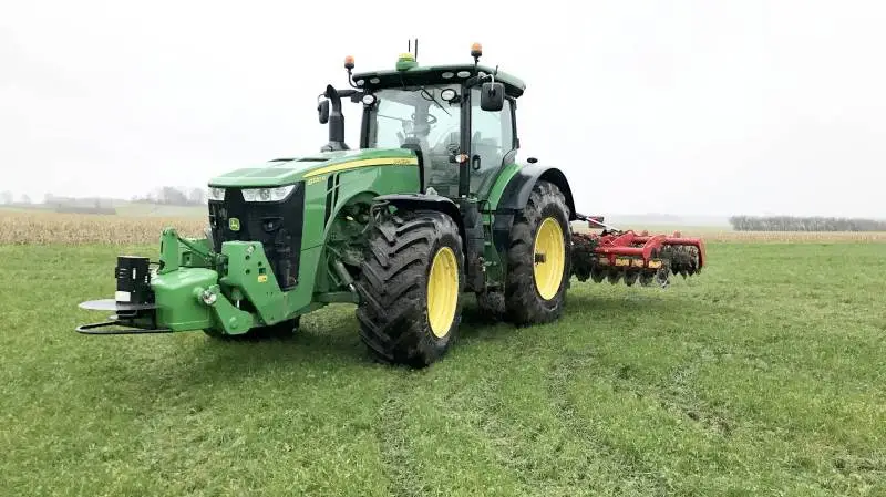 Det blev en John Deere 8320 R stortraktor, vi først fik at se i en serieproduceret førerløs løsning. Det skete i december 2017, hvor Semler Agro demonstrerede traktoren på billedet med Precision Maker udstyr monteret.
