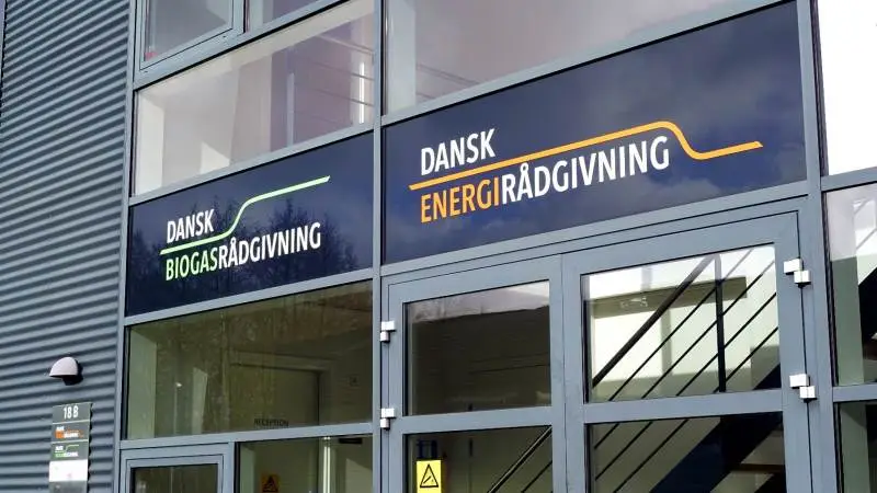 Dansk Energinrådgivnings stifter Lars Waage Petersen, og Finance Zealand har solgt deres aktier i selskabet. Ny hovedaktionær er Jon Malthe-Bruun.