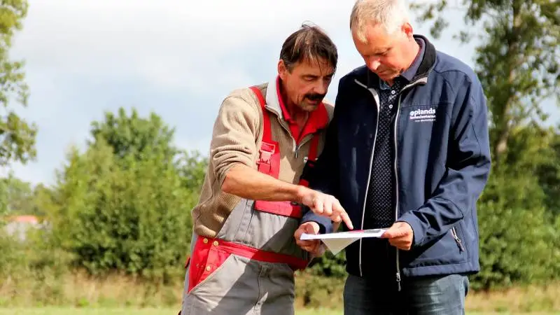 Oplandskonsulent Aksel Ravn (th) og landmand Knud Vind Knudsen inspicererede i 2018 placeringen af et nyt minivådområde. De var langt i planerne, men desværre kom en flyveplads cirka to kilometer væk i vejen for projektet. Foto: Seges