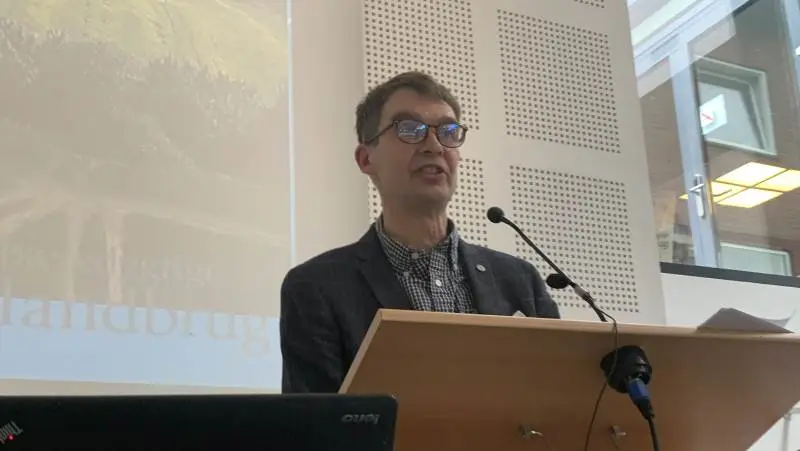 - I er rigtige landmænd og siger tingene ligeud. I modsætning til de der talende jakkesæt fra Axelborg, får vi at vide. Og tak for det – det er en kæmpe ros, sagde næstformand i BL,Gustav Garth-Grüner til bifald fra salen.