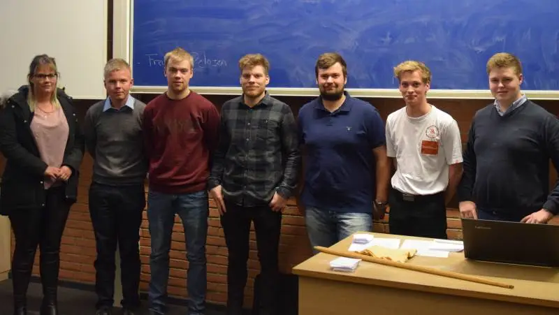 Den nye bestyrelse for Fyns LandboUngdom – fra venstre Julie Devantier Jørgensen, Asmus Madsen, Jesper Hansen, Mikkel Dreyer, Simon Buse, Christian Orthmann, og den nye formand Frederik Petersen. Derudover er Laura Kromann og Kim Buse medlemmer af bestyrelsen.