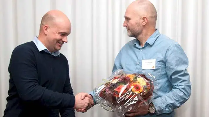 Torup Bakkegård & Orelund var repræsenteret ved Martin Johansen, t.v., som står for den daglige pasning af løgene i marken. Henrik Jørgensen, SeedCom i Vissenbjerg, lykønskede med blomster. Foto: Stig F. Nielsen