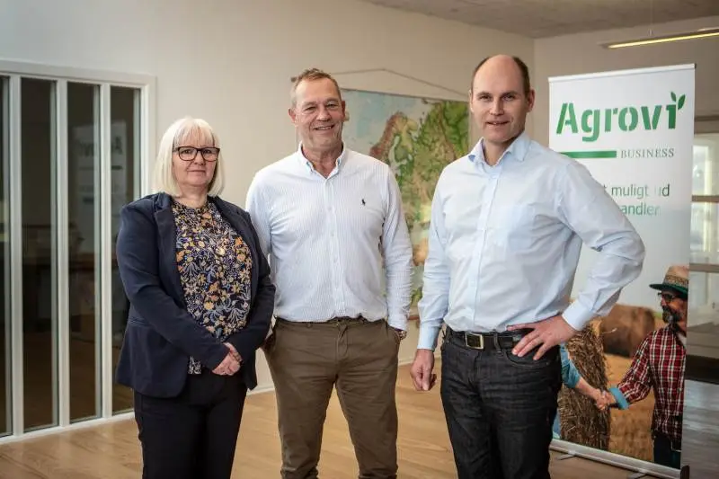 Trioen i Agrovis nye handelsfælleskab. Fra venstre: Bente Irene Jensen (indkøbsassistent), Torben Pedersen (direktør og indkøbschef) og Lars Møller Andersen (direktør i Agrovi Business). Foto: Agrovi