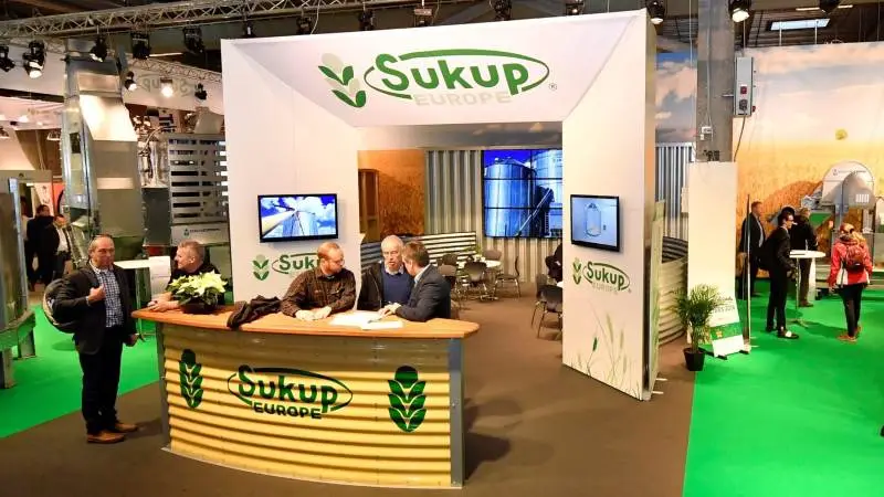 En af de udstillere, der allerede har besluttet sig for at være med på Agromek, er Sukup Europe / DanCorn, der producerer anlæg til korntørring og -opbevaring. Her ses standen på seneste Agromek. Foto: Wiegaarden.