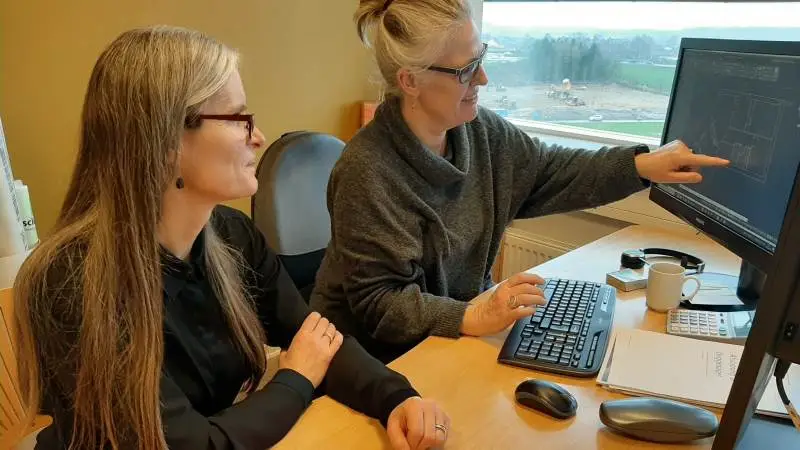 Anna Grethe Aggerholm (th) er ansat som arkitekt hos Velas. Sammen med Lene Aagaard er der nu to arkitekter tilknyttet virksomheden.