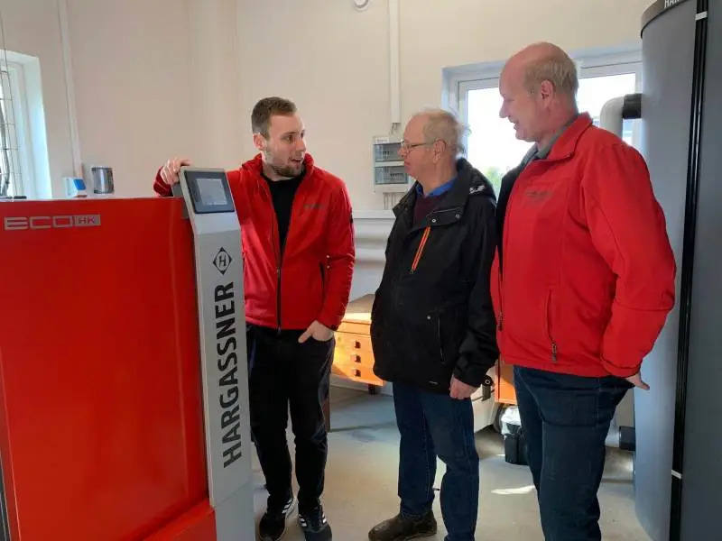 Da der var åbent fyrrum hos Per Eriksen (i midten) var der mulighed for at møde både Hargassners nye forhandler på Midtsjælland, Mikkel Andersen (til venstre) og Bent Christensen fra Hargassners hovedsæde i Randers.