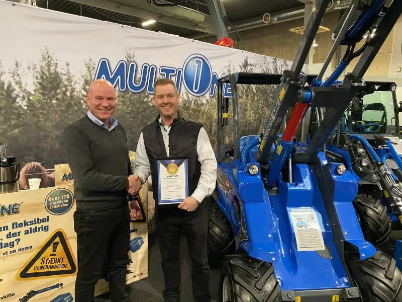 Christian Andersen fra Dianalund Motor (til højre) modtager diplom og gratulation fra sales manager Jesper Eliasen, HCP.