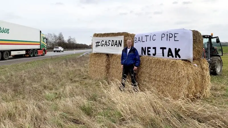 Flemming Broholm Hansen har lavet sin egen protest imod Baltic Pipe- projektet langs den fynske motorvej.