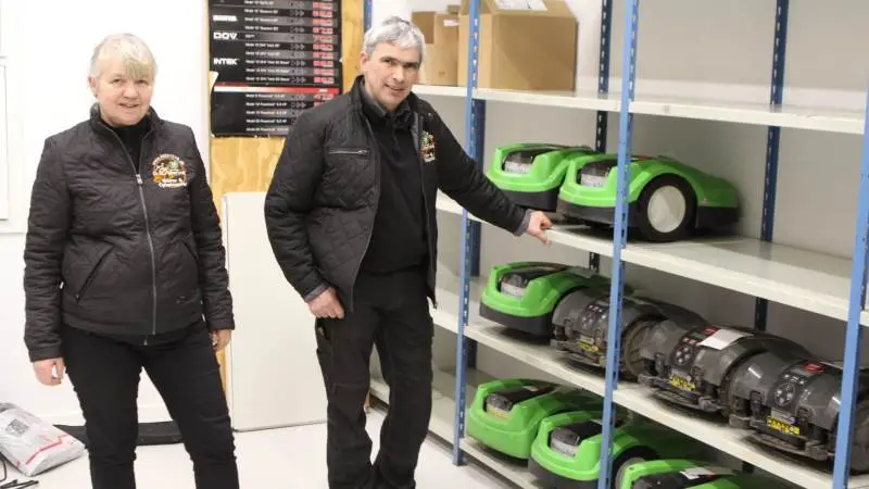 Med 65 kvadratmeter opvarmet lagerplads er der blandt andet blevet bedre plads til robotplæneklipperne hos Østervrå Motor- og Cykelcenter.