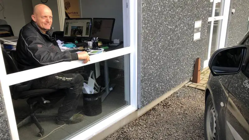 Kim Toftegaard, Mørkledet Maskiner, betjener på bedste McDonald’s-vis kunderne gennem vinduet. Privatfoto