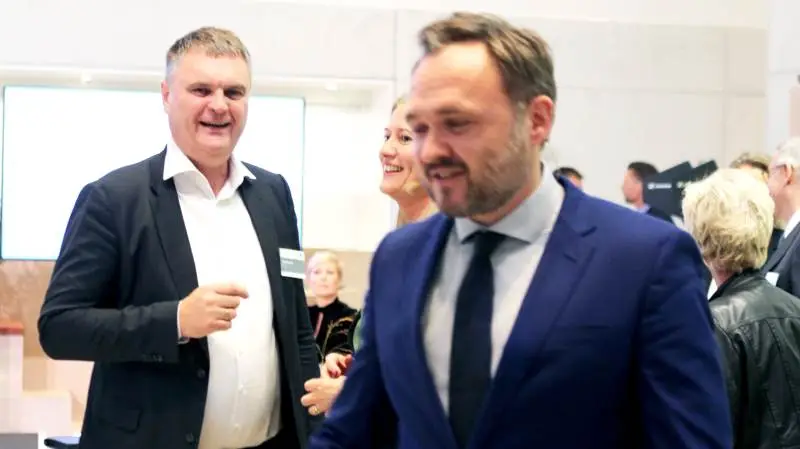 CEO hos Danish Crown, Jais Valeur, har nu afleveret Klimapartnerskabet for Fødevare- og Landbrugssektorens anbefalinger til klimaminister Dan Jørgensen (S). Jais Valeur er formand for partnerskabet.