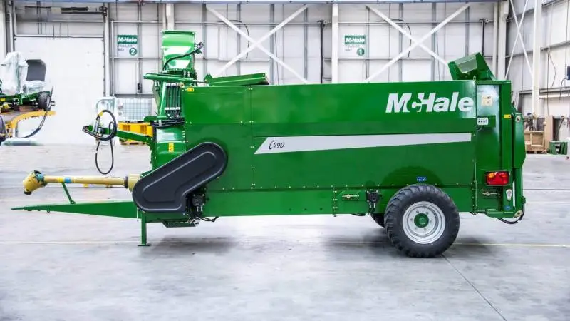C490 er den nyeste og største model i McHale’s C400-serie af strømaskiner. Den har plads til hele tre rundballer med en diameter på 150 centimeter - eller hele to bigballer, hver med en længde på 2,3 meter. Pressefoto