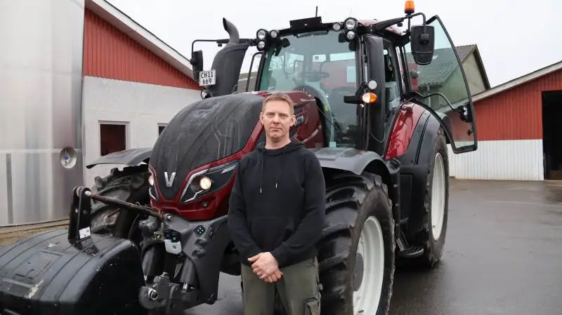 - Vi har fået installeret Valtra Auto Guide på vores Valtra T214 med 230 hestekræfter, og allerede nu har jeg gode erfaringer med systemet, siger traktorfører Thomas Bak, der passer 550 hektar jord på Grønnemosegaard hos Henrik Terkelsen, Gudbjerg på Fyn. Foto Per Jørgensen