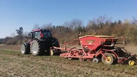 Endelig i gang med såarbejdet. Niels Jensen sår vårbyg for en kunde i Freerslev nær Hillerød. Der sås direkte med Väderstad Rapid CS. Der undersås samtidig med forskellige companion crops. Foto: Majbritt Christensen
