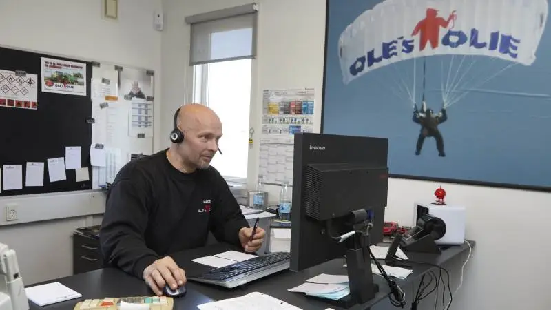For en typisk landbrugsbedrift vil der måske kunne hentes 100.000 kroner ved at fastlåse den ekstremt lave oliepris netop nu. Men det kan meget hurtigt vende igen, pointerer Mads Jensen, medindehaver af Ole’s Olie i Ringe.