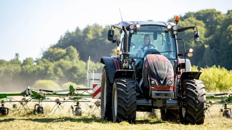Valtra-fabrikken i Suolahti i Finland lukker midlertidigt, fordi der ikke kan skaffes komponenter til traktorerne på grund af den verserende coronavirus i Europa.