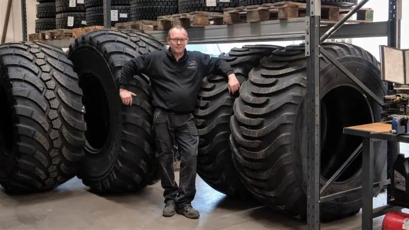 Karsten Thorø Lynggaard, Super Dæk Service, har sat ekstra service ind i Påsken for at kunne hjælpe landmændene sikkert igennem påsken. Her ses et lille udvalg af de mange dæk til traktorer og sprøjtevogne, som Super Dæk Service har liggende på lager. Heriblandt mange dæk fra den populære dækproducent, Alliance.