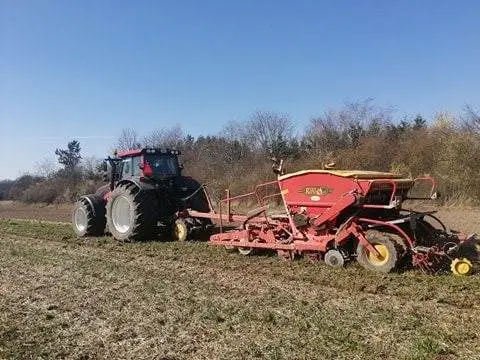 Niels Jensen sår vårbyg for en kunde i Freerslev nær Hillerød. Der sås direkte med Väderstad Rapid CS. Der undersås samtidig med forskellige companion crops.