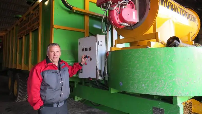 Torben Lundsgaard kørte i sin tid selv til Sønderjylland på en traktor og hentede sit første 15-tons Turbodan mobiltørreri hjem til bedriften på Langeland. På den måde reddede han 160 hektar hvede, der måtte høstes med 30 procent vand, fra at gå tabt. Foto: Erik Kjærgaard Christensen