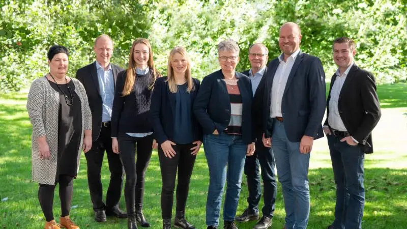 Birthe Pedersens medarbejdere følger med over til den nye afdeling, LandboGruppen Fyn. Anden fra højre er Finn Damkjær Pedersen, fjerde fra højre er Birthe Pedersen.