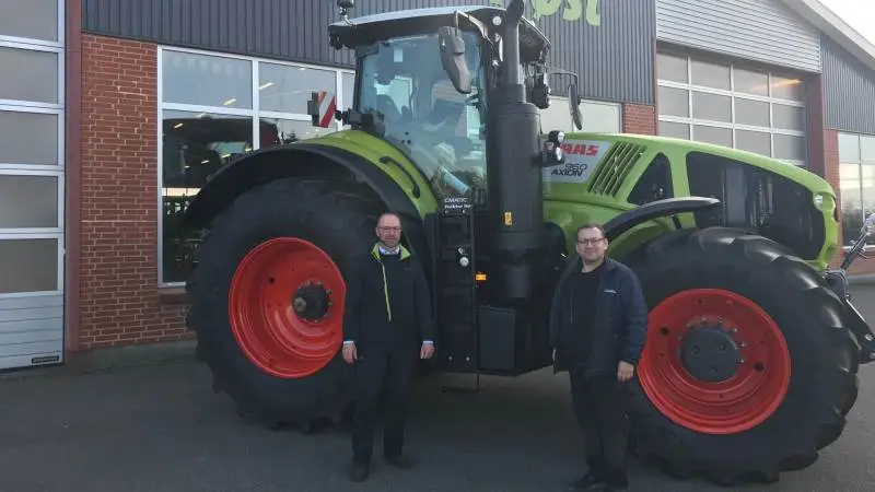Jesper Sørensen (th) fra Vesthimmerlands Maskinstation har købt tre Claas Axion 960 traktorer af salgskonsulent Jes Bay Pedersen fra Traktor Høst – Hvam.