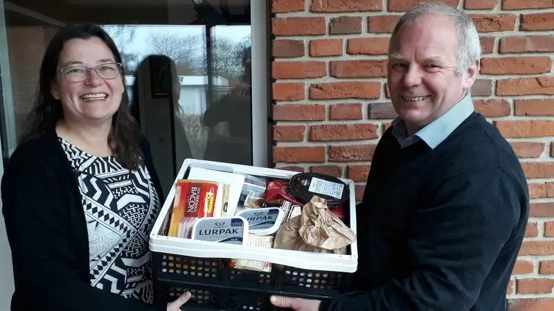 I forbindelse med Holstebro Struer Landboforenings 200 års jubilæum besluttede foreningen at glæde en heldig vinder med en kurv med danske fødevarer. Foreningens formand Kristian Gade afleverede kurven til vinderen Britta Mannick Laursen.