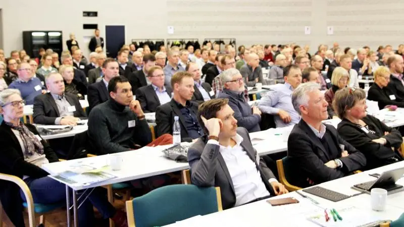 To dages kongres i Vingstedcentret ved Vejle er velbesøgt af både æg- og slagtekyllingeproducenter, der får fornyet viden om alt fra imagepleje, klækning i slagtekyllingestalden til brystbensfrakturer hos æglæggende høner.
